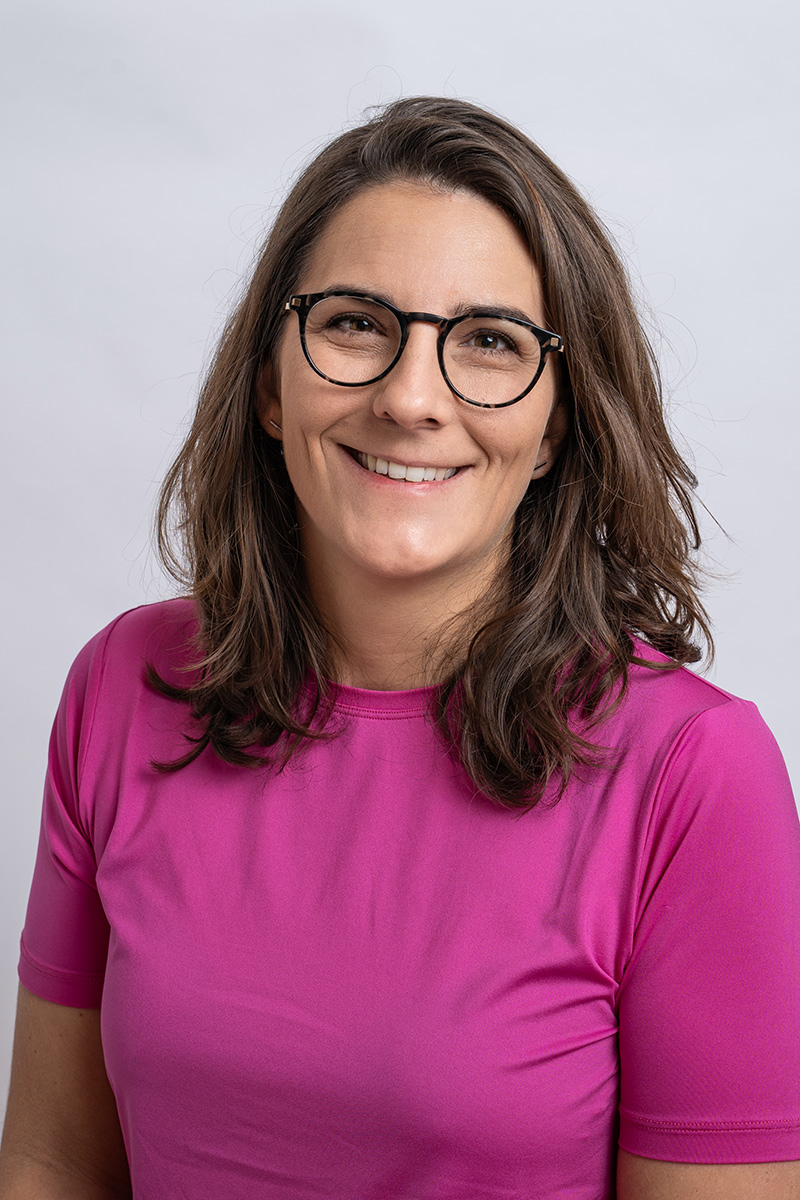 Monika Brückner, Sportwissenschaftlerin und Expertin für präventiven Gesundheitssport, lächelt in die Kamera. Sie ist zertifizierte Pilatestrainerin, Beckenbodentherapeutin und spezialisiert auf Schwangerschafts- und Rückbildungsfitness.