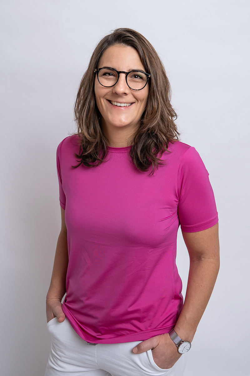 Monika Brückner, Sportwissenschaftlerin und Expertin für präventiven Gesundheitssport, lächelt in die Kamera. Sie ist zertifizierte Pilatestrainerin, Beckenbodentherapeutin und spezialisiert auf Schwangerschafts- und Rückbildungsfitness.
